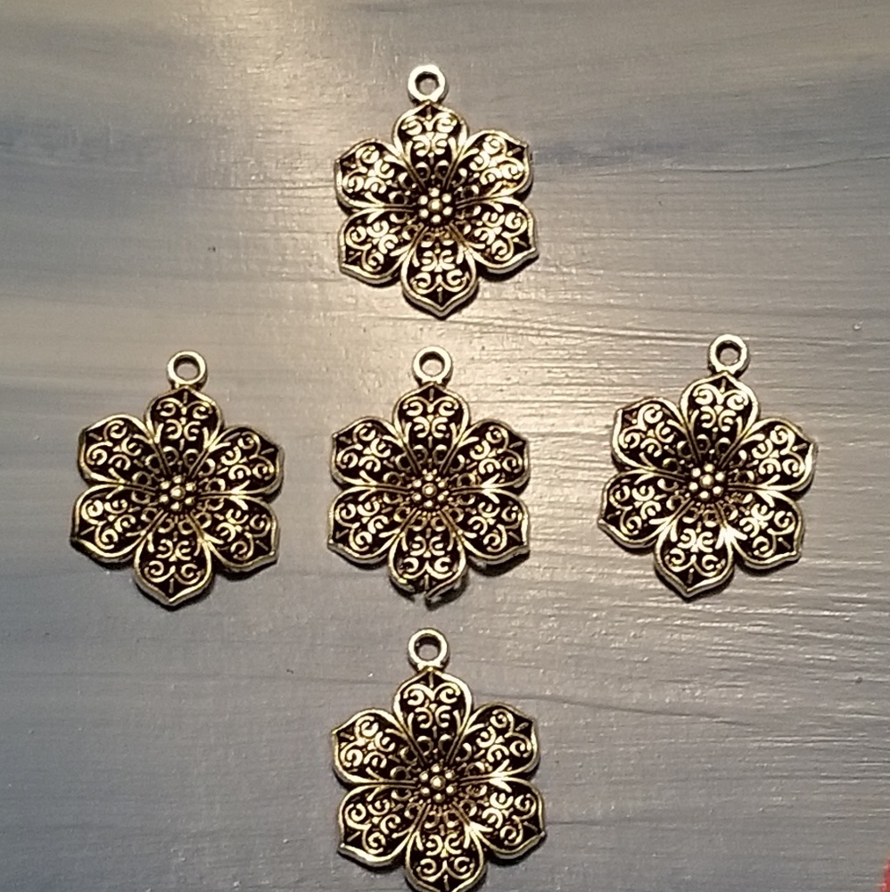 Flower Charms - Antique Silver Tone - 5 Charms - Picture 5 of 8
